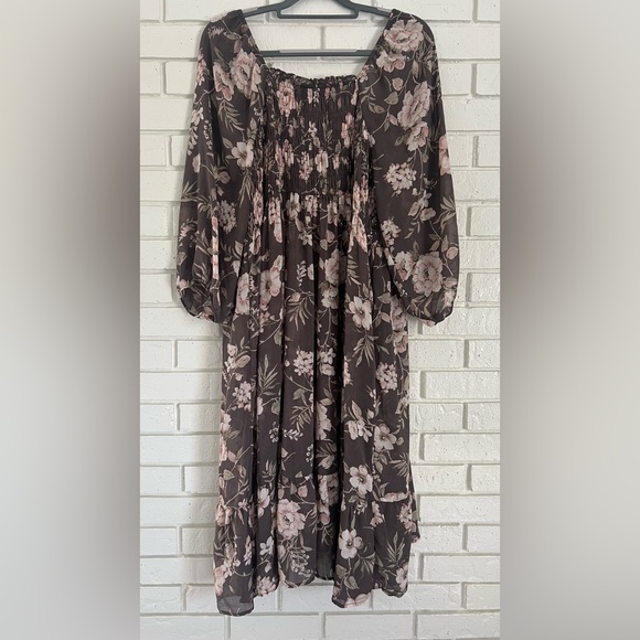 Torrid Smocked Chiffon Tunic Gray Floral Boho Size 2 - Picture 7 of 10